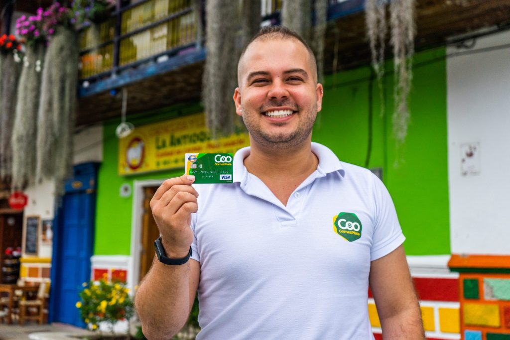 Saca el máximo provecho de tu tarjeta débito con cupo de crédito: consejos para jóvenes